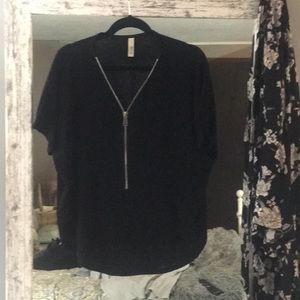 Black mesh zipper short sleeved sweater.